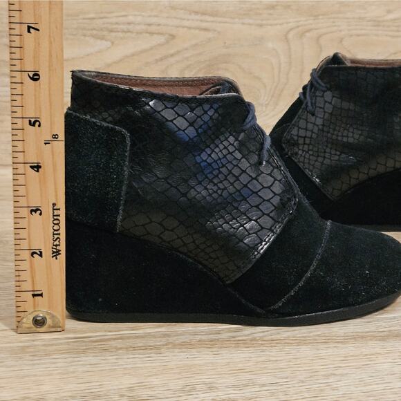 Toms Dessert Women's Size 7W Black Suede Leather Snake Print Wedge Ankle Booties - Picture 5 of 11